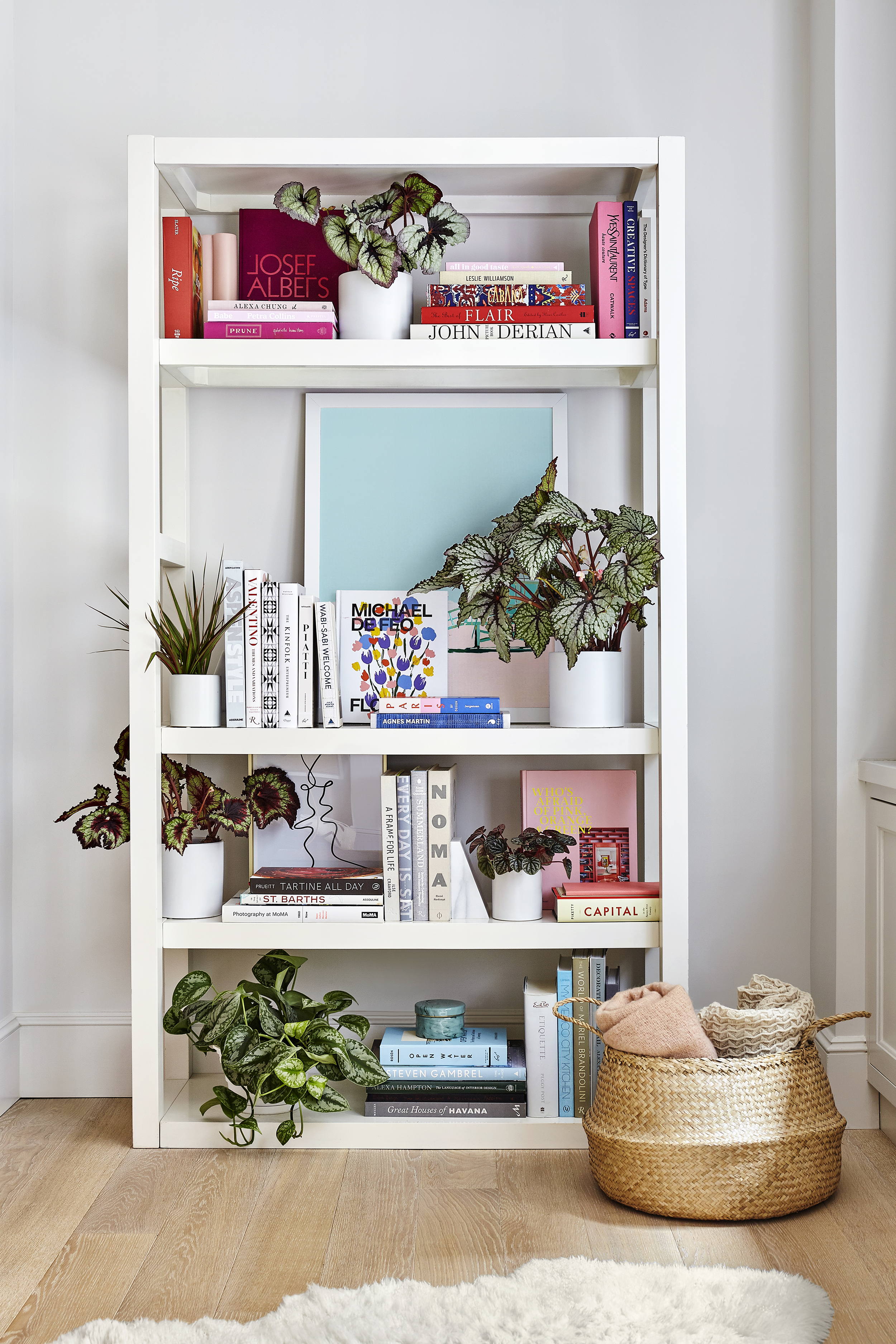 How to Decorate a Bookshelf, Using the Items on Your Wedding Registry