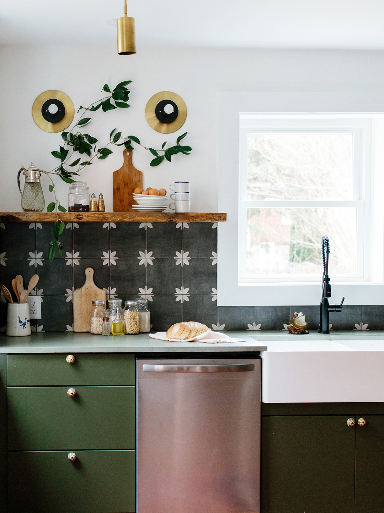 Nếu bạn đang tìm kiếm một bức tranh treo tường độc đáo cho phòng bếp của mình, hãy xem xét lựa chọn hình nền treo tường màu xanh lá cây. Một mẫu giấy dán tường màu xanh lá cây sẽ tạo ra một không gian đầy tươi mới và khiến cho bất kỳ ai đến thăm nhà bạn đều sẽ ghen tị với không gian nấu nướng của bạn.