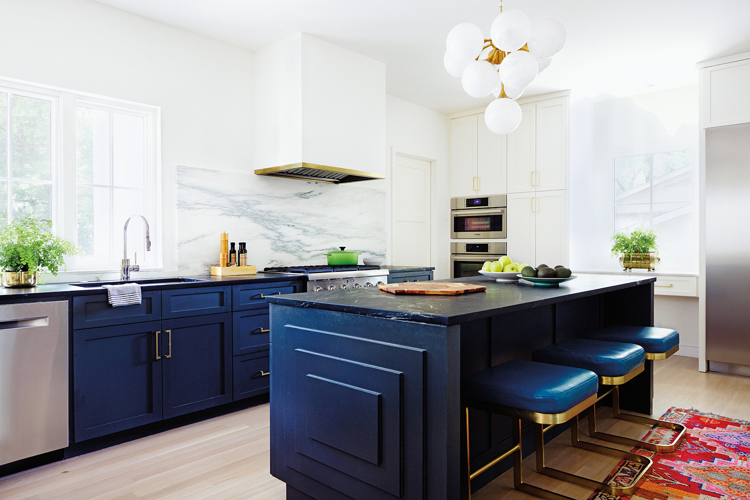 13 Navy Blue Kitchens, And Not a Nautical One In Sight | domino