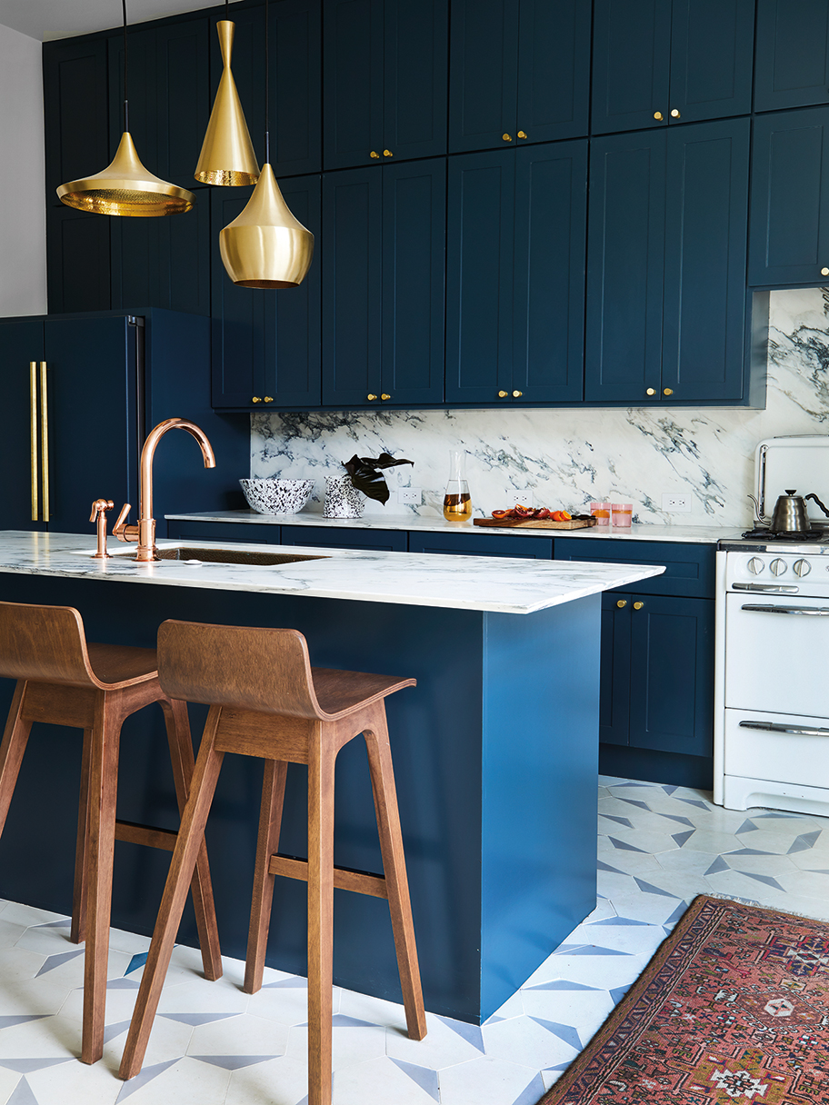 синяя кухня с мраморной столешницей