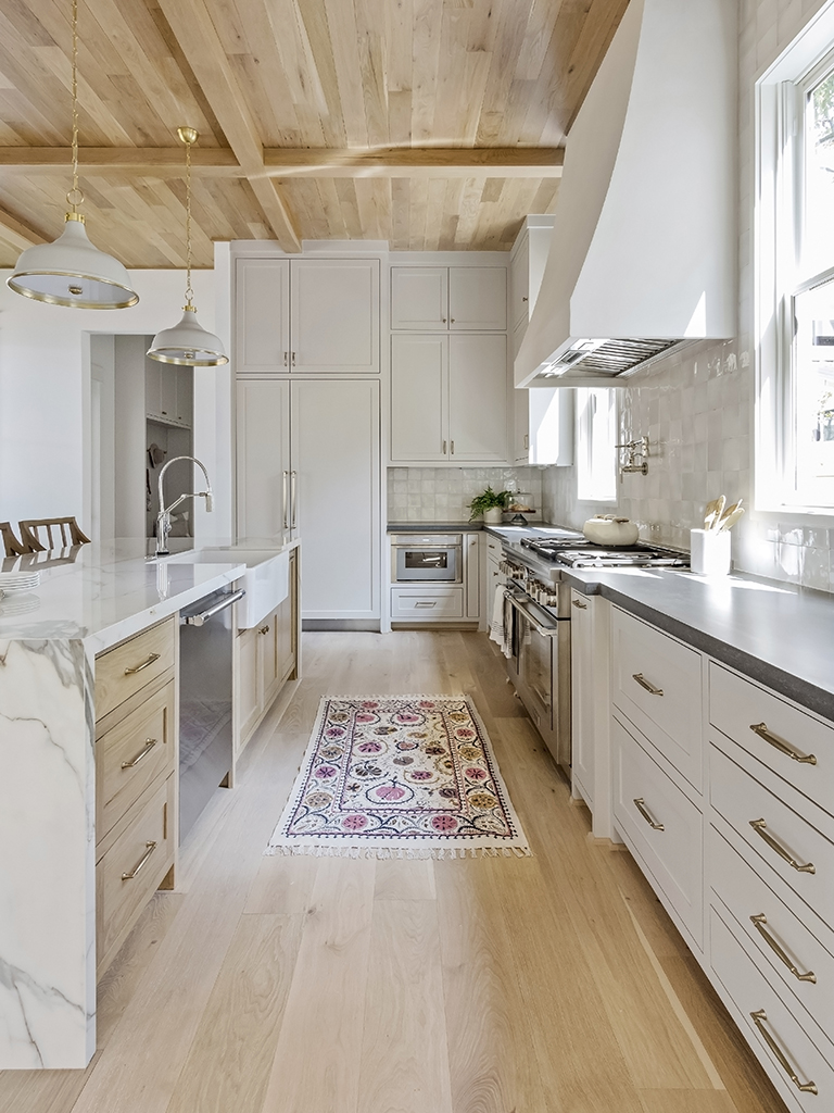 Antique White Kitchen Cabinets Give Any Home Farmhouse Vibes
