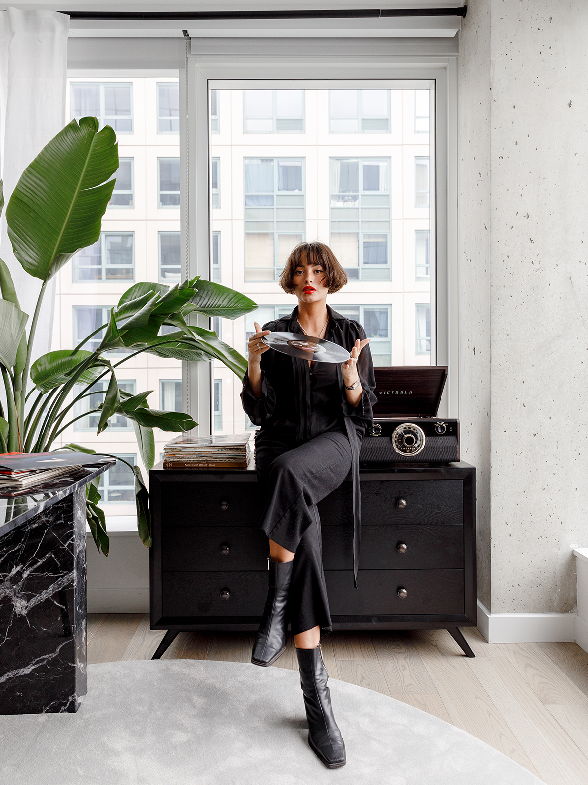 Tour Model Taylor LaShae's Black-and-White, Marble-Filled Williamsburg ...