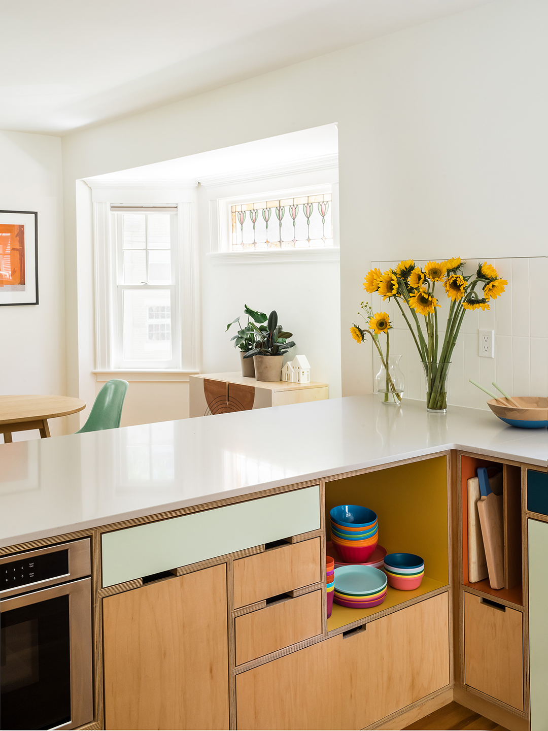 An Unexpected Benefit of Colorblocked Cabinets? Guests Find Things in a ...