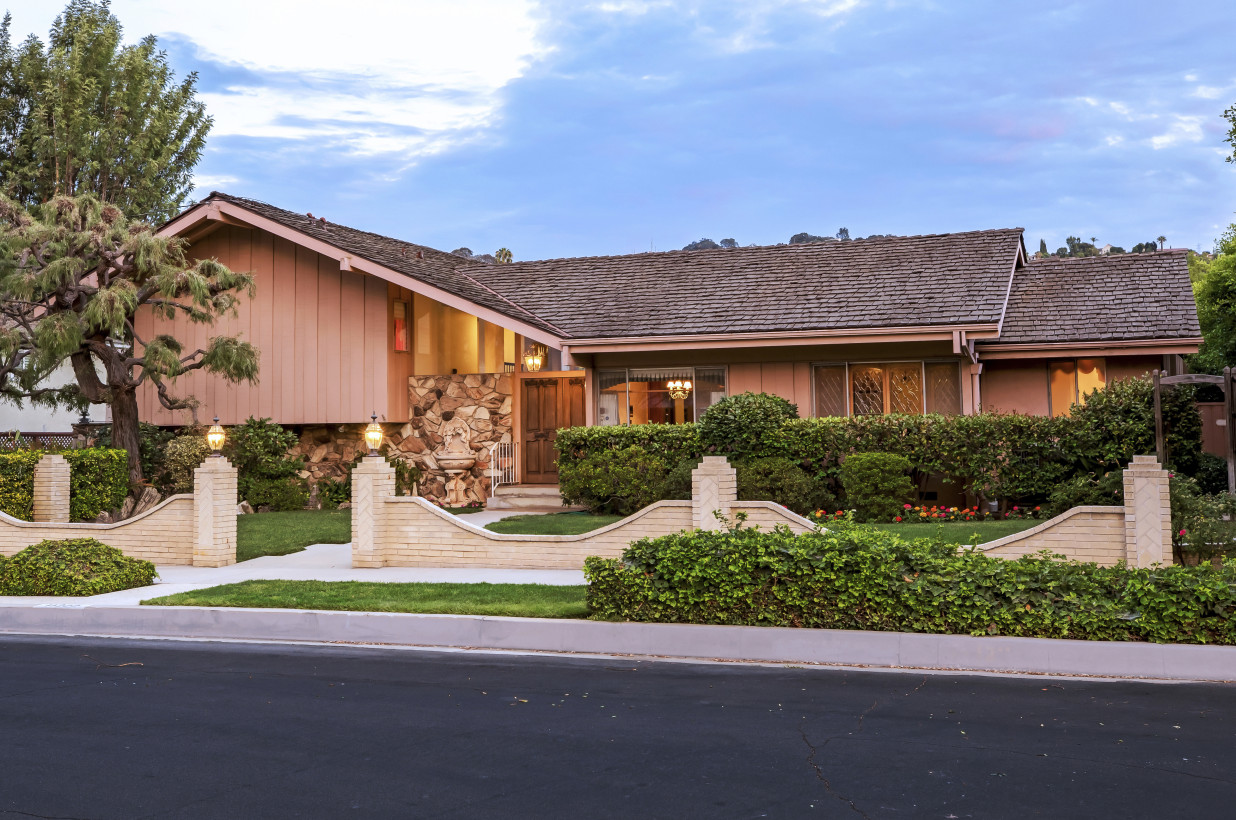 exterior of brady bunch home