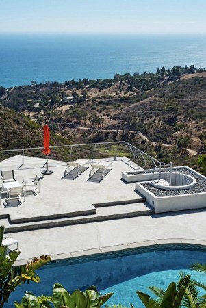 7 Airbnbs We’d Book Just for the Pools