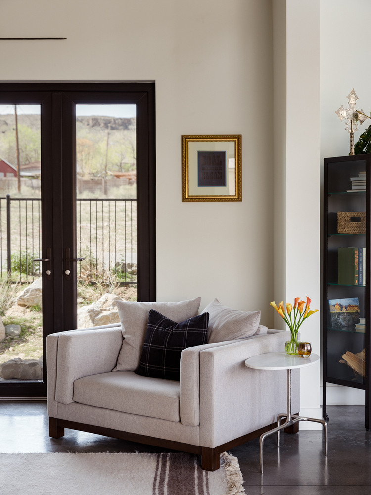 modern nevada home sitting area