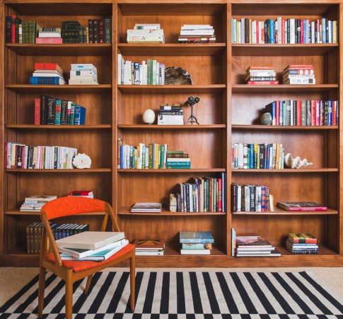 Expert Takeaway Tips for Organizing Your Bookshelf