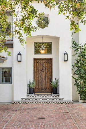 Inside a Mediterranean-Style Home That Stuns With Textured Details