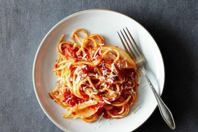 3-ingredient Lunch recipes: tomato sauce with onion and butter