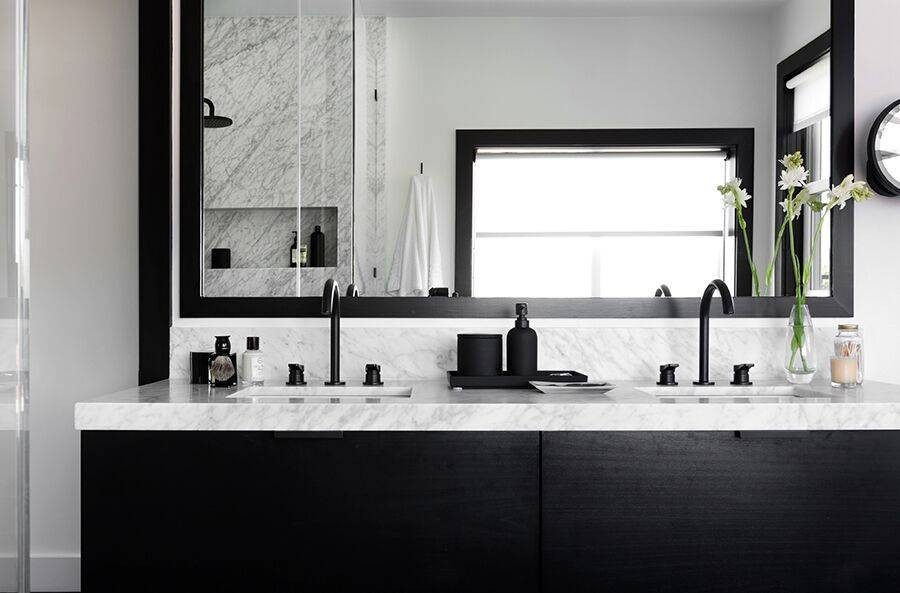 2017's Best Bathroom Interior Design- black and white bathroom