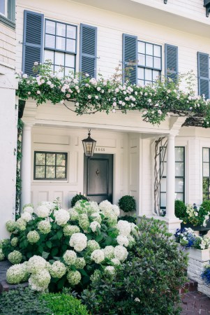 The Floral-Filled Porch Gardens We’re Pinning Right Now