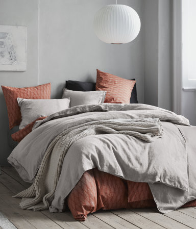 H&M Home's Fall Sale Has Some Really Great Bedroom Decor