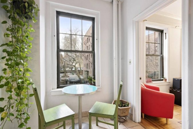 cynthia nixon breakfast nook with hanging plant