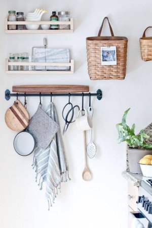 white-wall-mounted-shelf