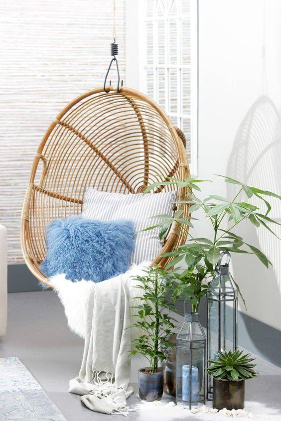 hanging-chair-fur-pillow