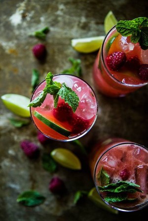 summer cocktail recipe raspberry mojito