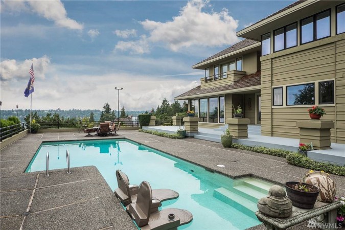 hope solo's seattle home pool