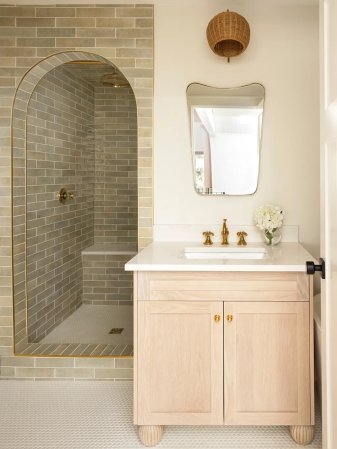 bathroom with shower alcove