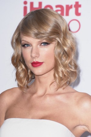 how to get taylor swift’s impeccable cat-eye