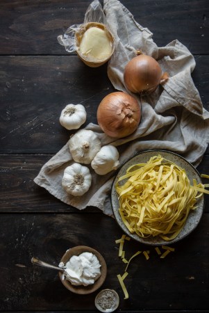 a healthier alfredo: creamy yogurt pasta with caramelized onions & roasted garlic