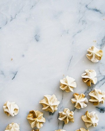 recipe: gingerbread meringue kisses