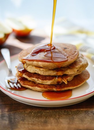 vegan apple oatmeal pancakes (and they’re amazing)