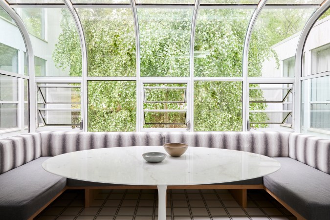 We’re Living for the Breakfast Nook In This Serene Hamptons Home
