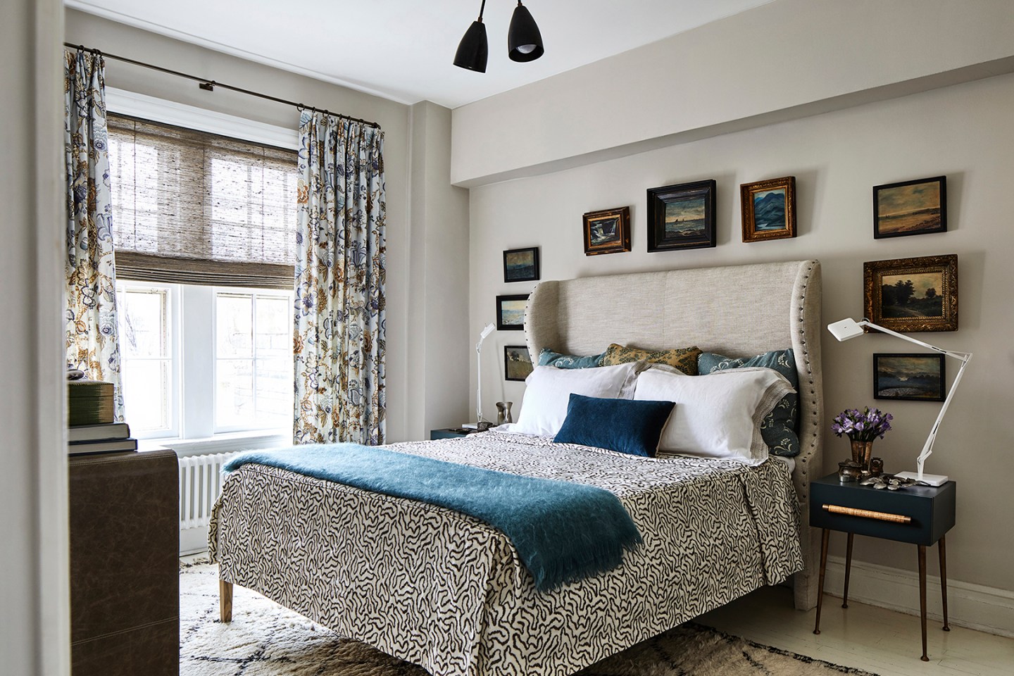 How to Fill the Empty Space Above the Bed