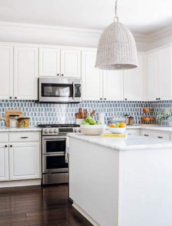 The Backsplash DIY That’s the Answer to Our Rental-Kitchen Prayers