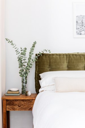 You’re Only 10 Minutes Away From a Tidy Nightstand