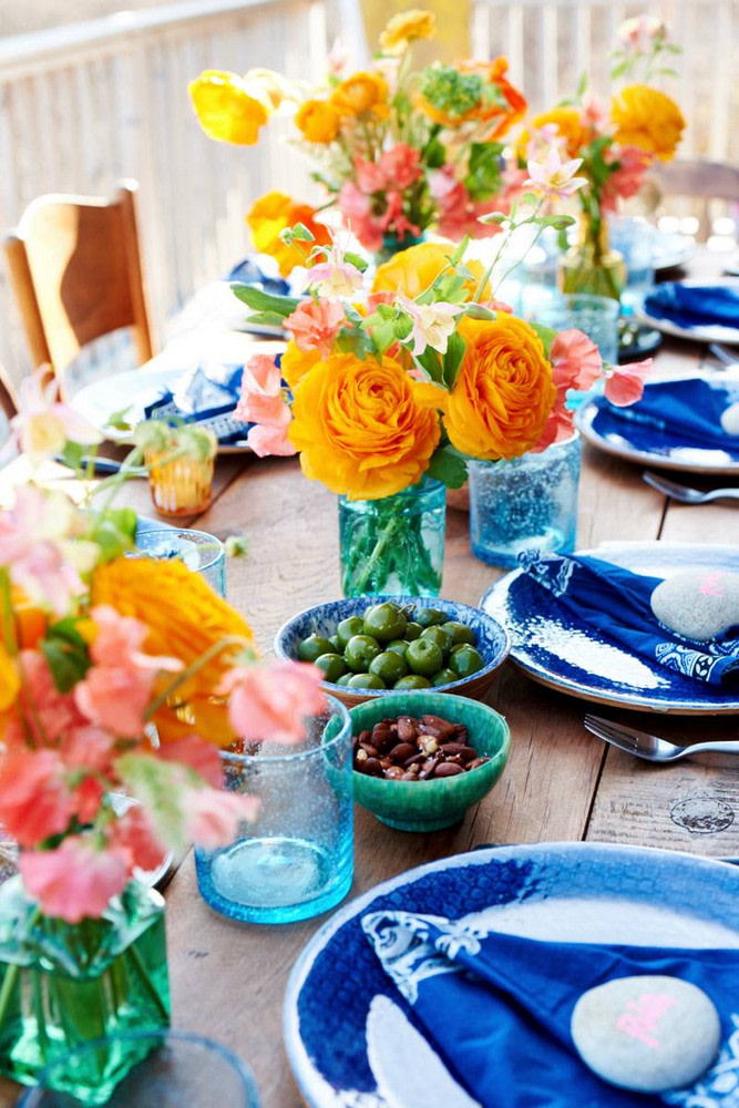 table arrangement with blue plates and yellow flowers