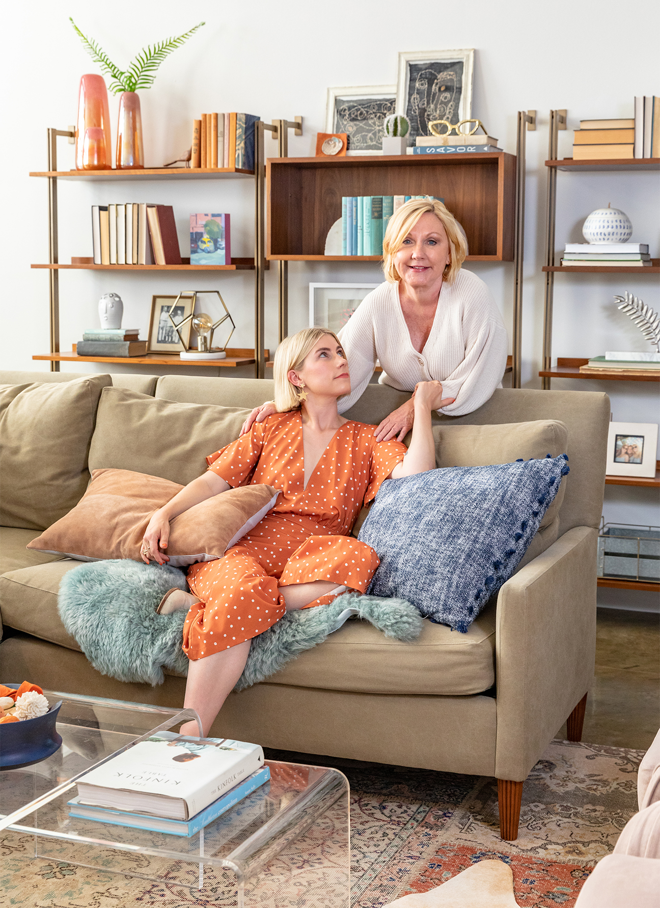 abby pendergrast and her mom sitting on a sofa together