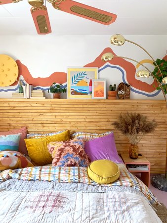 colorful-bedroom-pink-mural