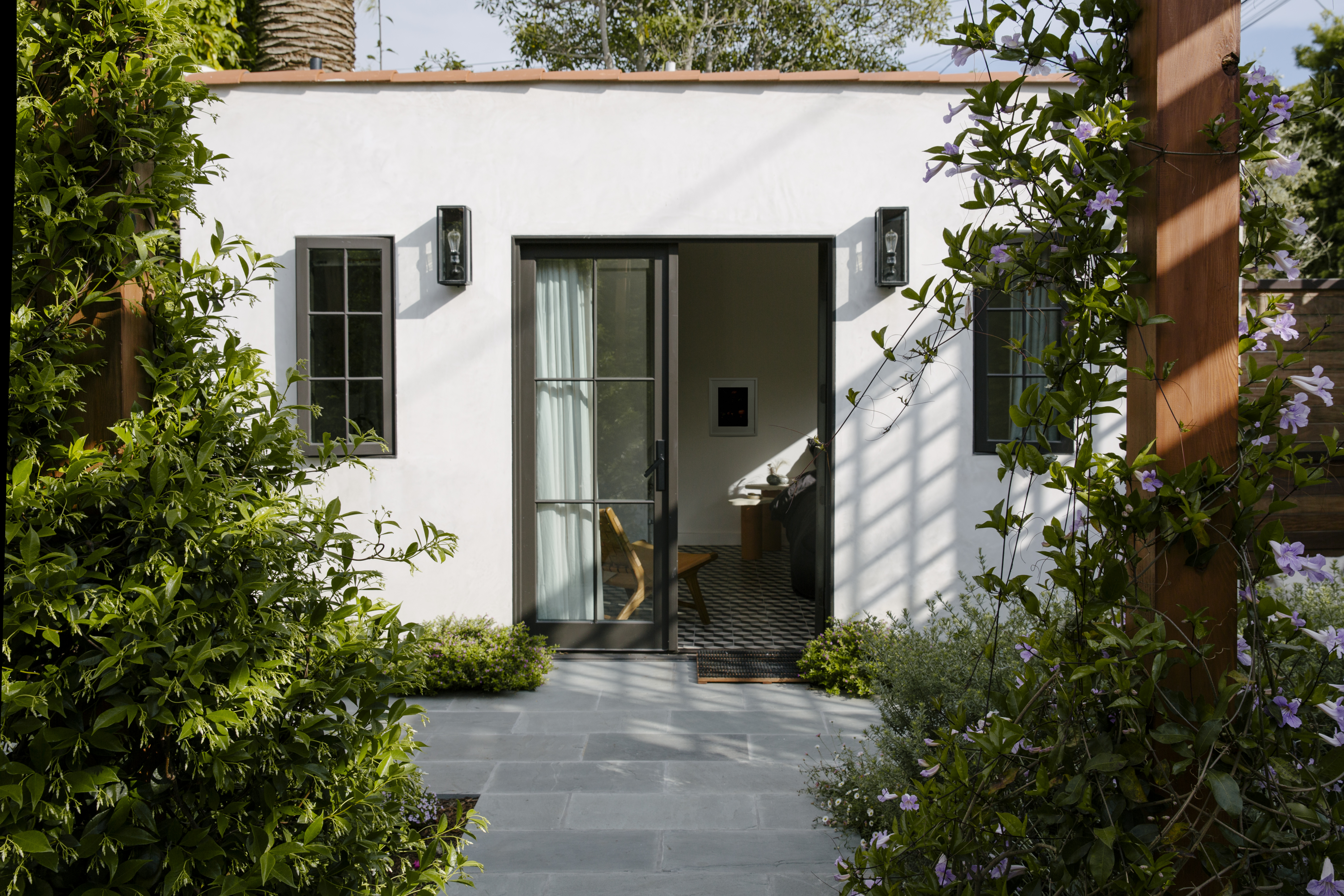 white los angeles home exterior photo