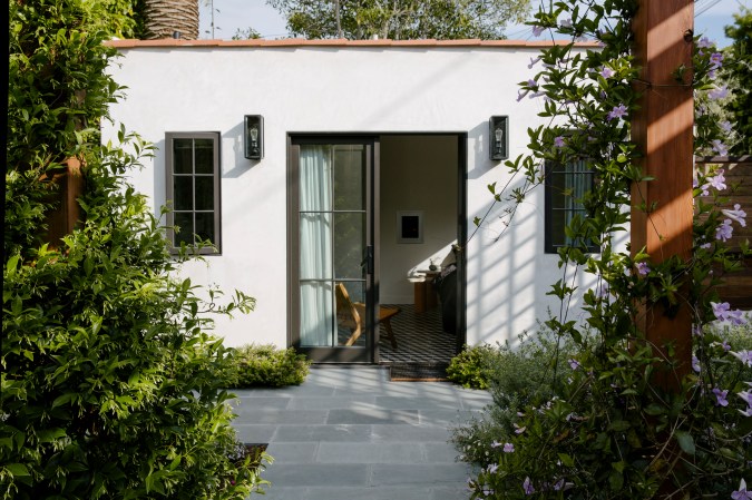 white los angeles home exterior photo