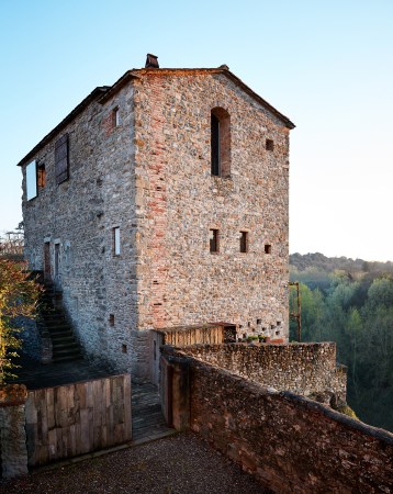 Prada’s Architect Transformed This 11th-Century Tuscan Watchtower Into a Dreamy Guesthouse