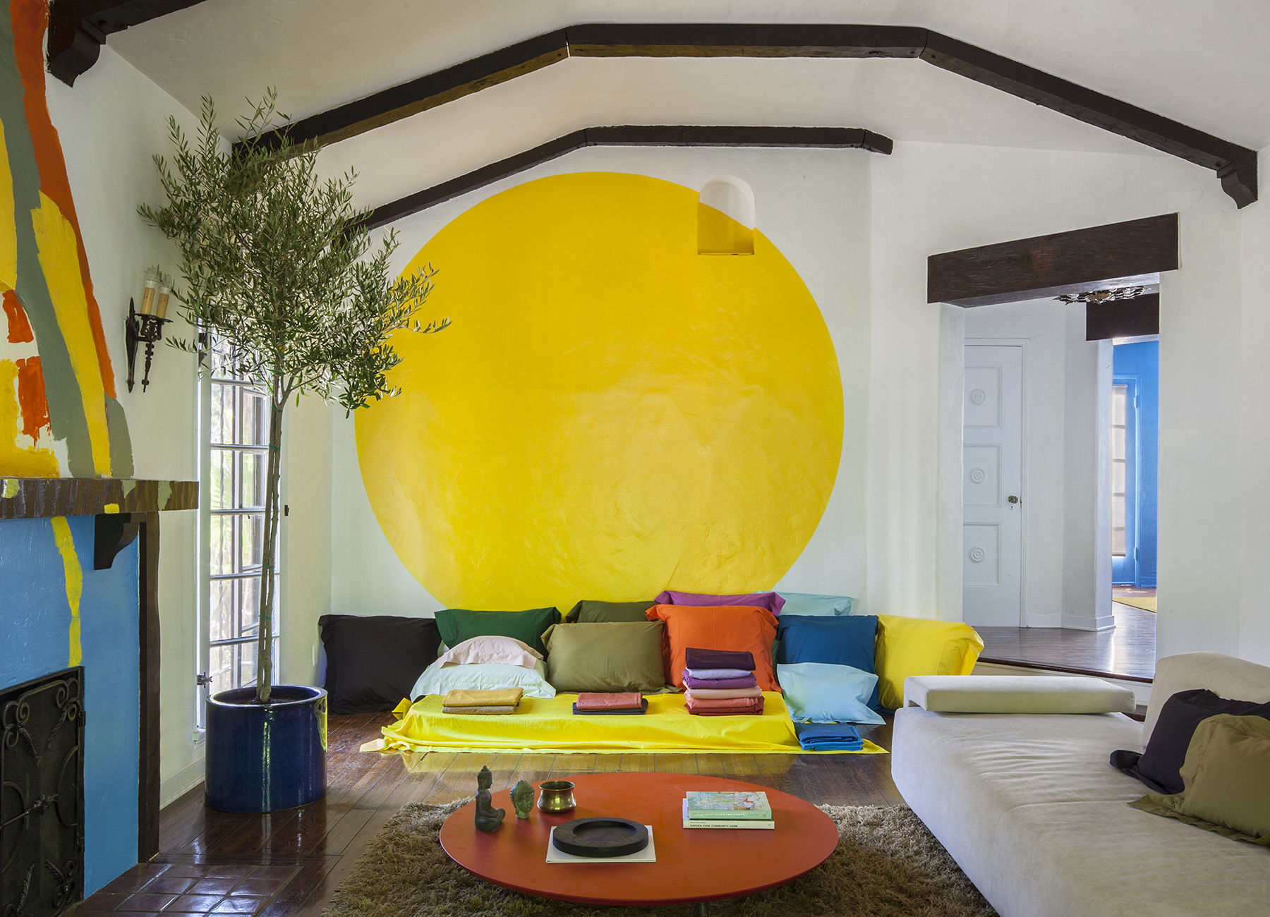 yellow-mural-living-room