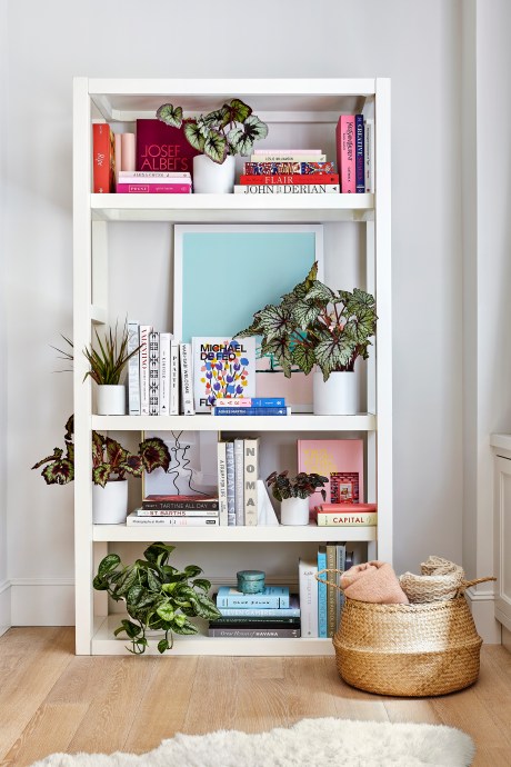 How to Decorate a Bookshelf, Using the Items on Your Wedding Registry