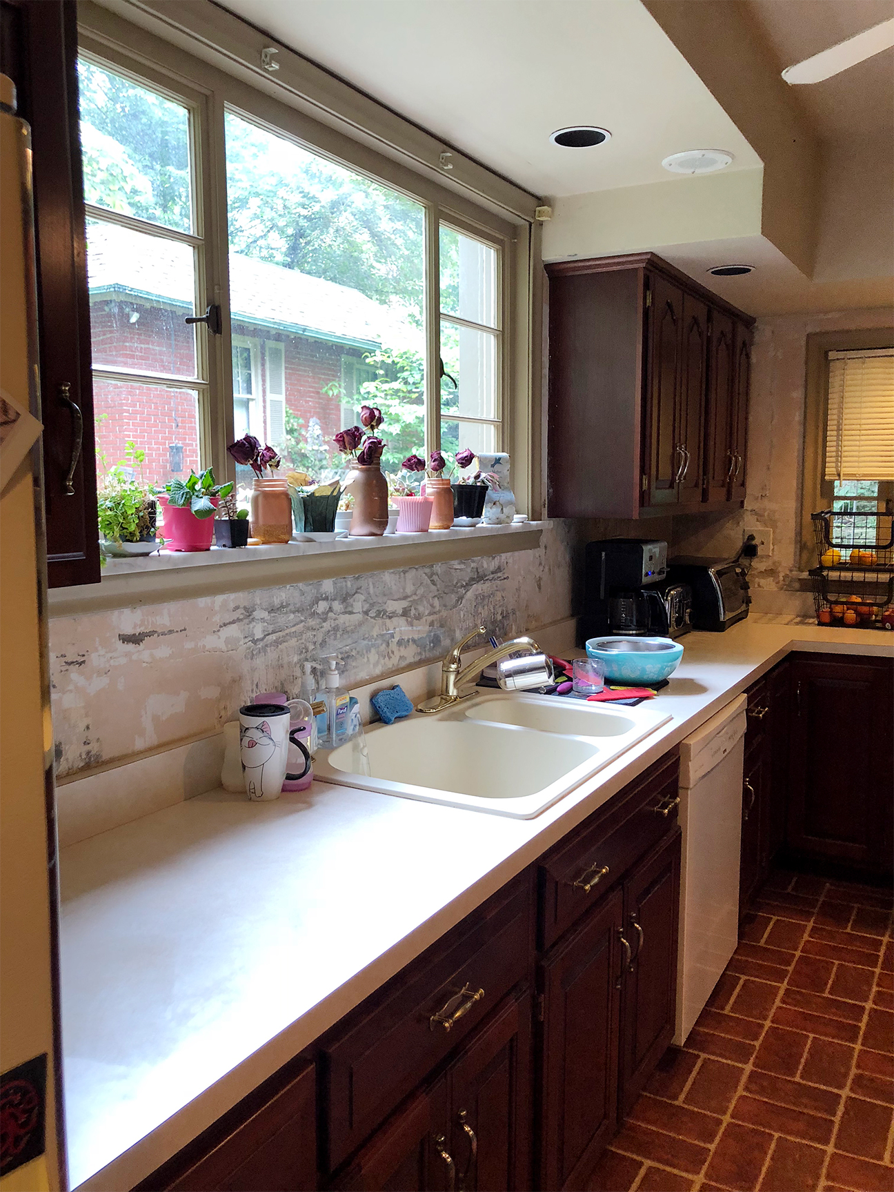 Kitchen with dark colors.