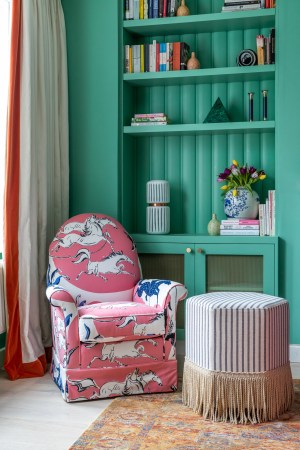 Bright green living room with pink sofa