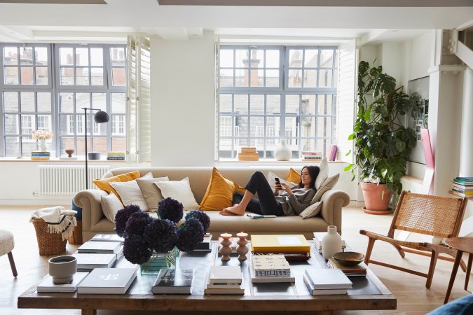 Alex-eagle-living-room-books-table