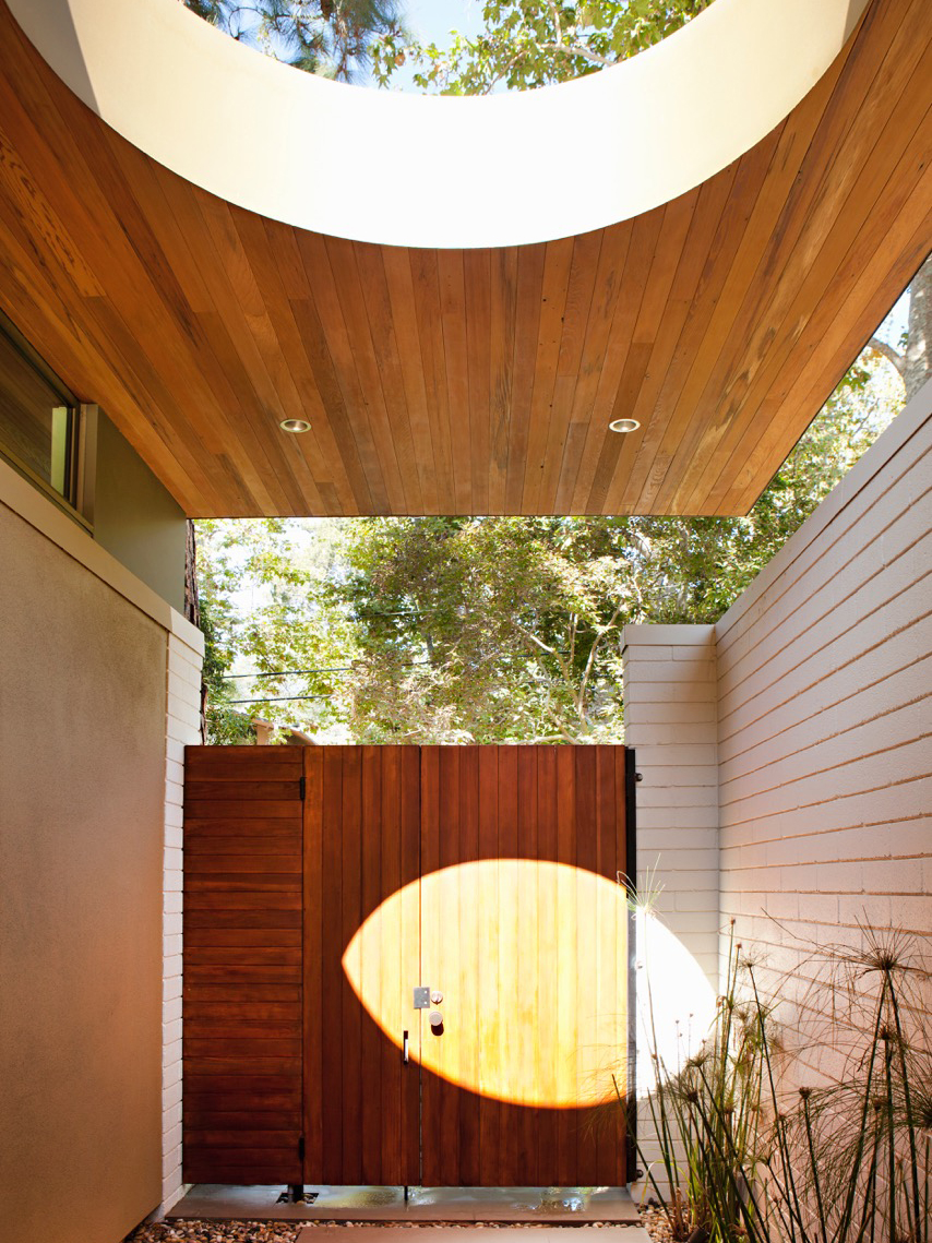 Veranda with round skylight