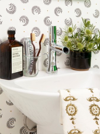 What 5 People Wish They Knew Before Renovating Their Tiny Bathrooms
