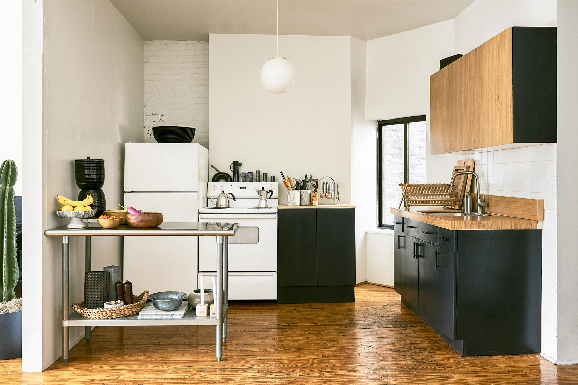 black and wood kitchen