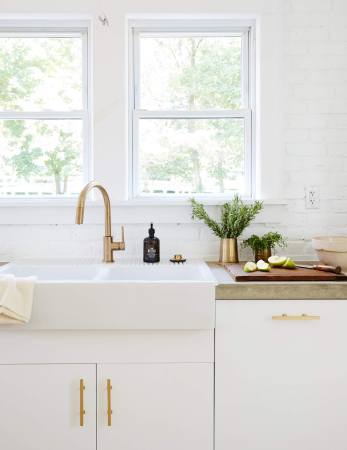 white kitchen wiht farmhouse sink