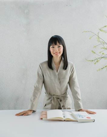 marie kondo with books