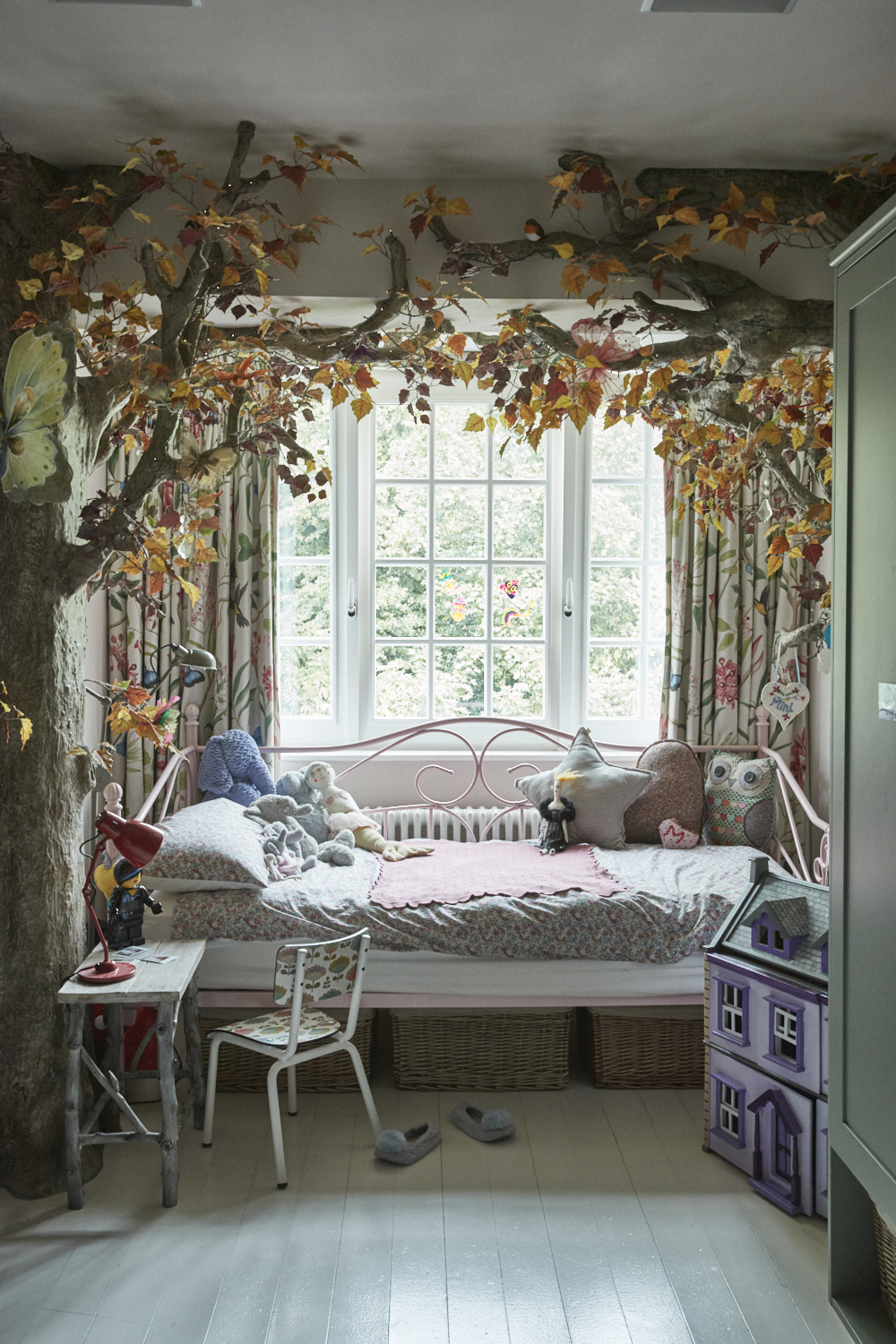 plaster tree branches on ceiling of kid's room