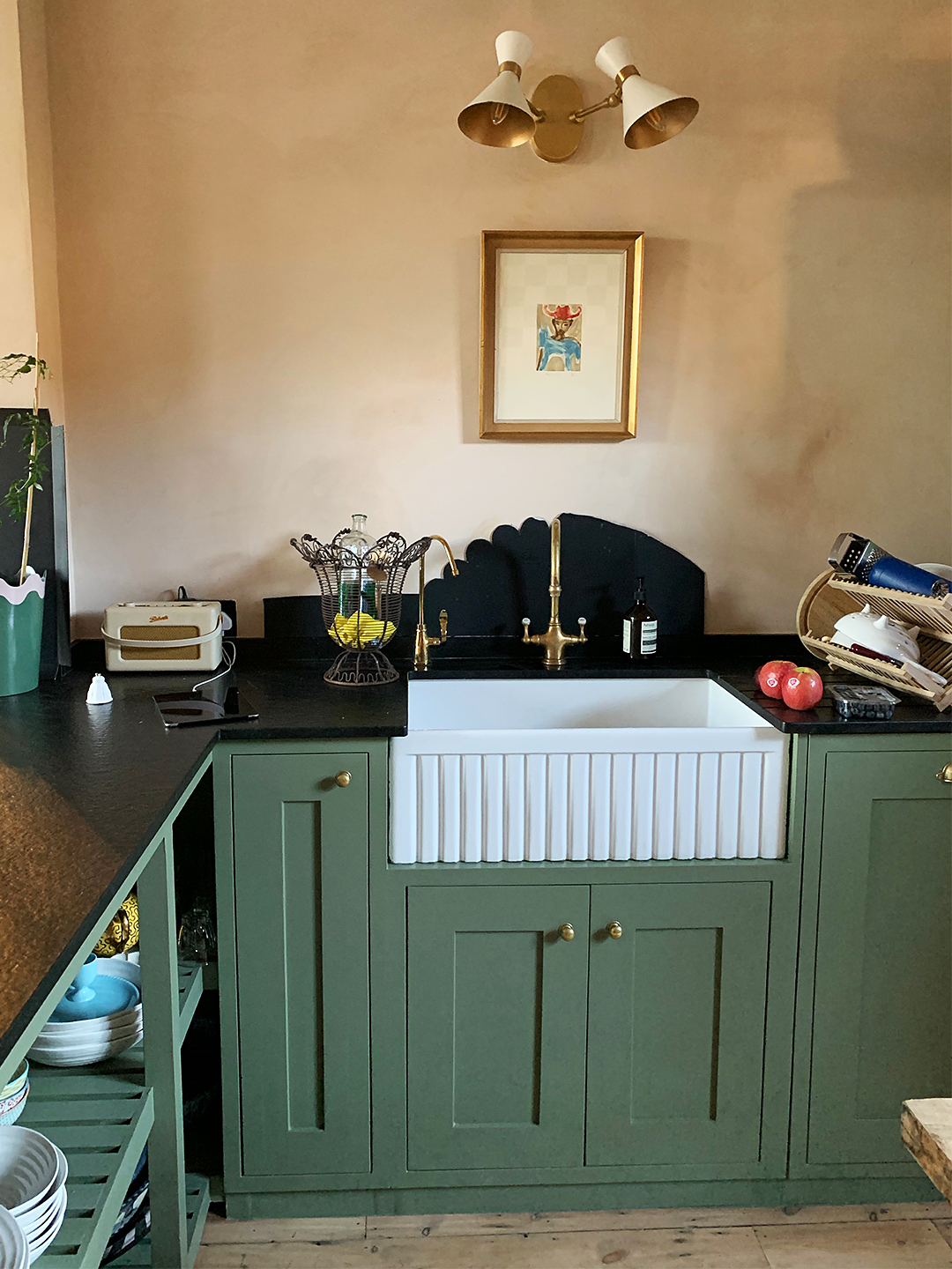 Kitchen with scalloped backsplash made of cardboard