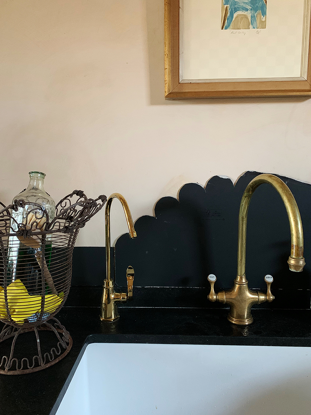 Kitchen with scalloped backsplash made of cardboard - close up