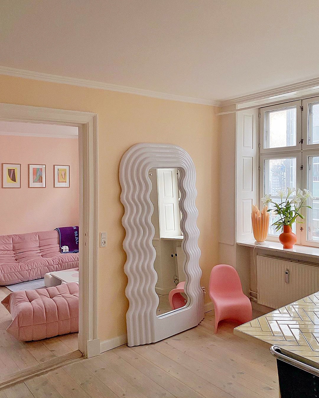 Peach-toned room with ultrafragola mirror